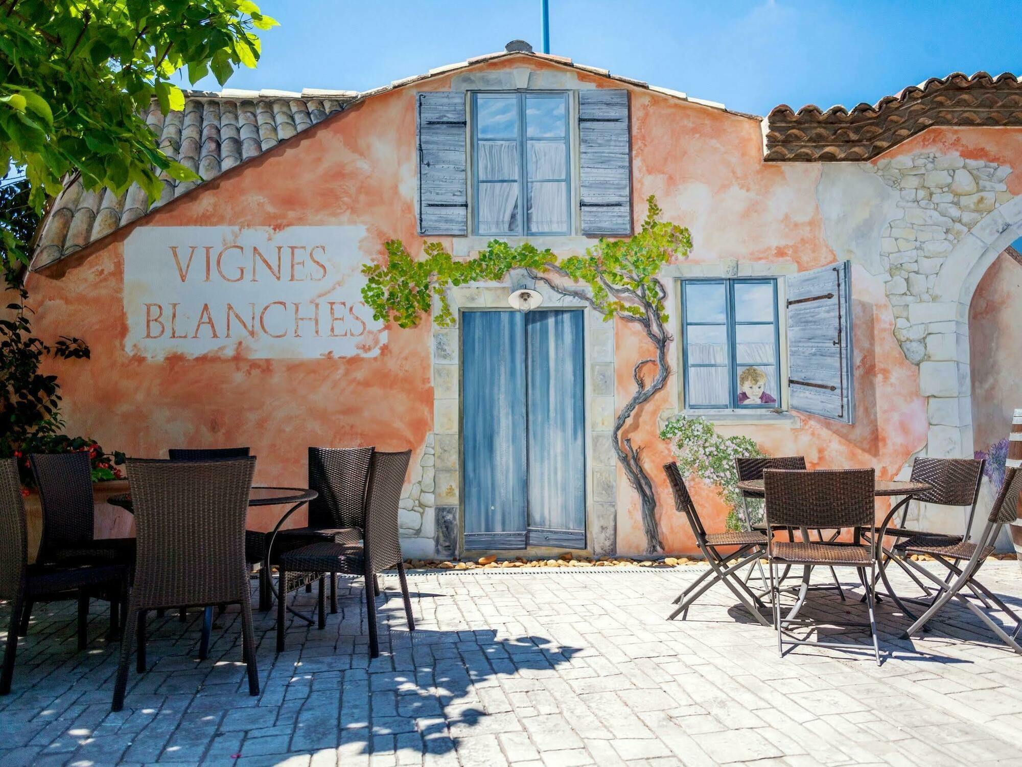Logis Vignes Blanches*** Hotel Cosy Et Restaurant De Terroir Beaucaire  Bagian luar foto